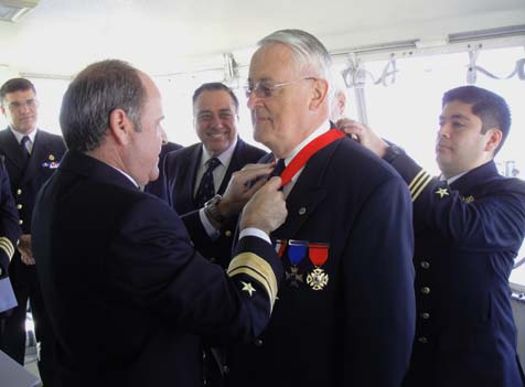 Carlos recibe medalla